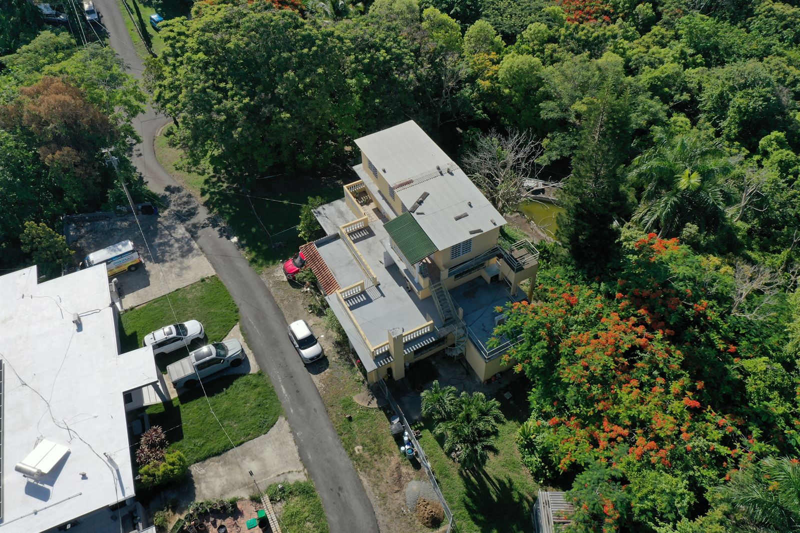 Residencia y calle de acceso